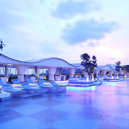 ทีเอส สวีท เซมินยัก Hotel เซมินยัค ภายนอก รูปภาพ The pool at the hotel