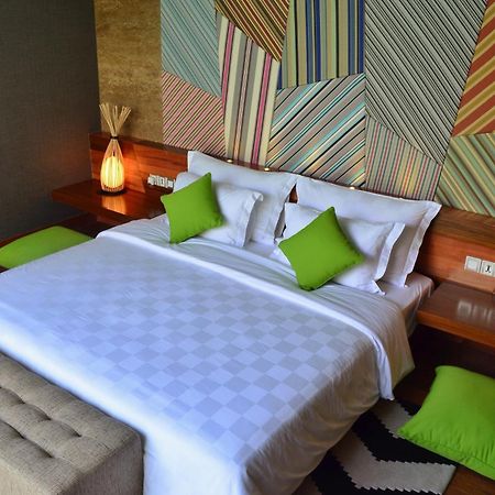 ทีเอส สวีท เซมินยัก Hotel เซมินยัค ห้อง รูปภาพ A bedroom at the hotel