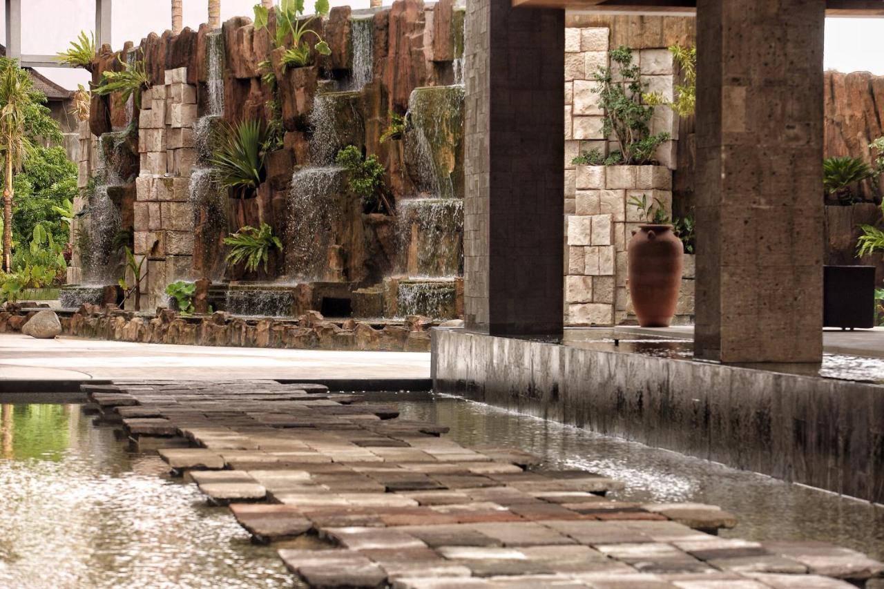 ทีเอส สวีท เซมินยัก Hotel เซมินยัค ภายนอก รูปภาพ The resort's main entrance