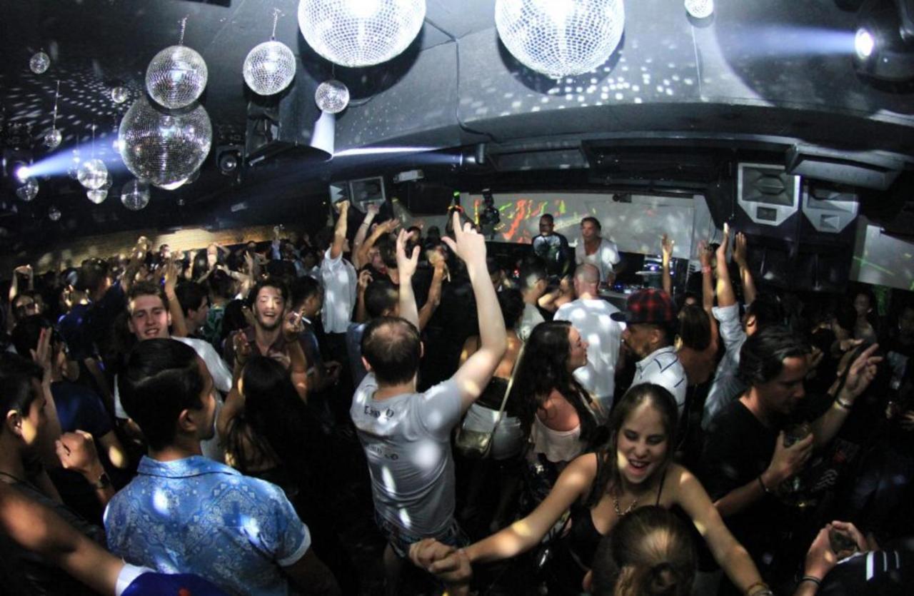 ทีเอส สวีท เซมินยัก Hotel เซมินยัค ภายนอก รูปภาพ The nightclub scene in Ibiza is world-famous.