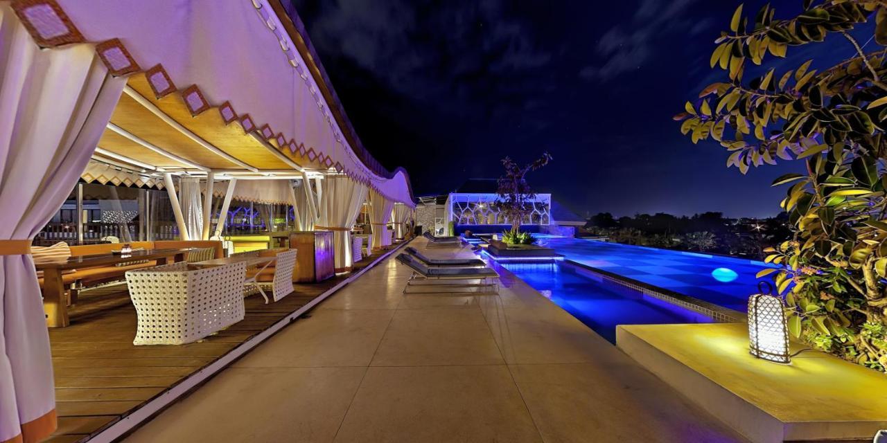 ทีเอส สวีท เซมินยัก Hotel เซมินยัค ภายนอก รูปภาพ The pool at the rooftop bar