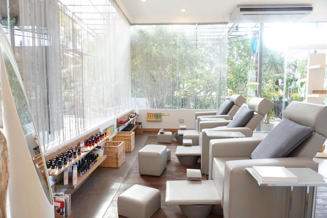 ทีเอส สวีท เซมินยัก Hotel เซมินยัค ภายนอก รูปภาพ The interior of a nail salon