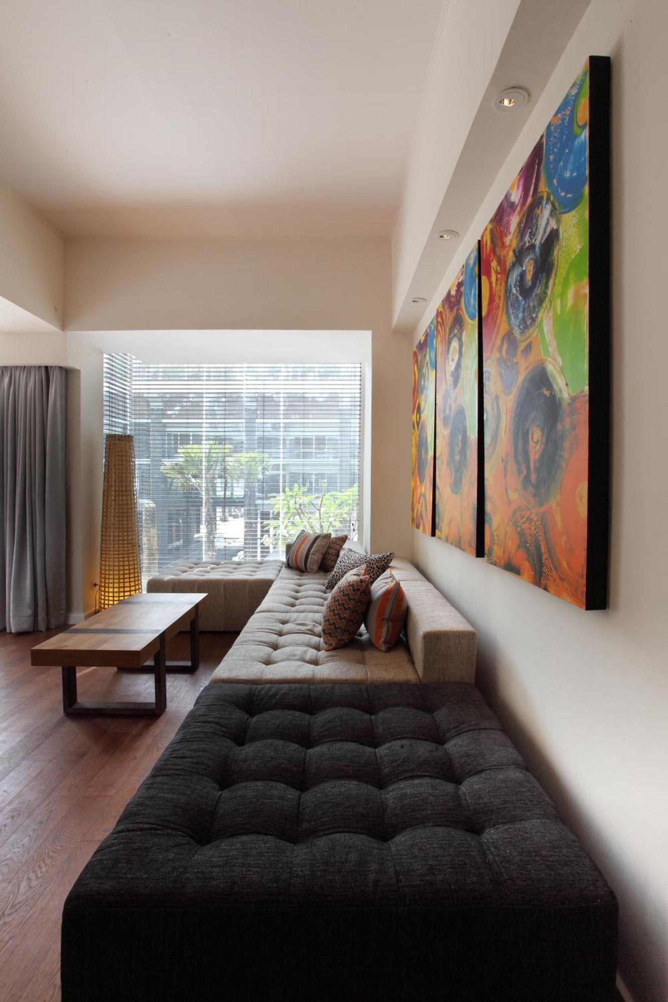 ทีเอส สวีท เซมินยัก Hotel เซมินยัค ห้อง รูปภาพ A living room with a sofa