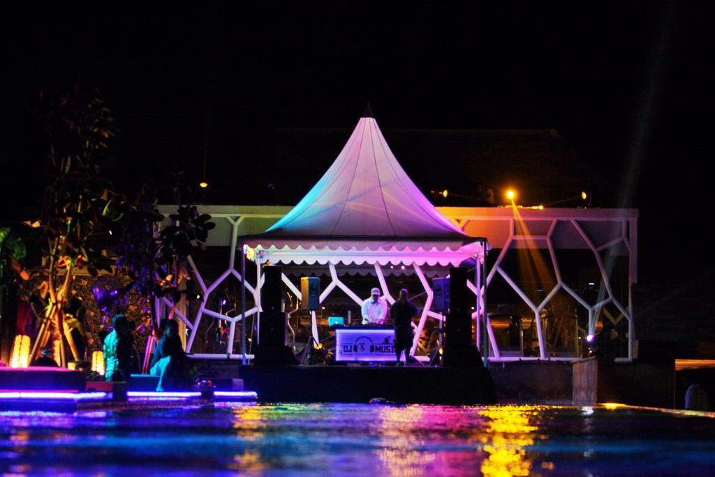 ทีเอส สวีท เซมินยัก Hotel เซมินยัค ภายนอก รูปภาพ The stage of the show