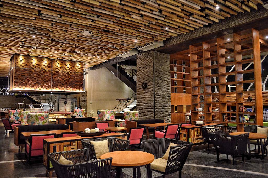ทีเอส สวีท เซมินยัก Hotel เซมินยัค ภายนอก รูปภาพ Interior of a Starbucks Reserve store in Shanghai, China